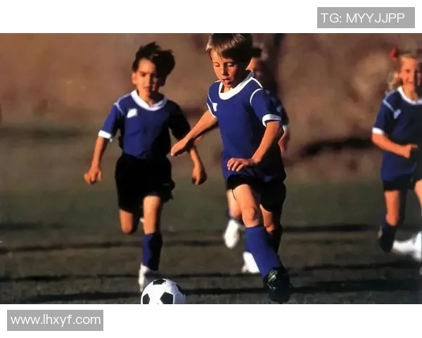 巨型足球明星雕像展现运动激情与艺术魅力的完美结合