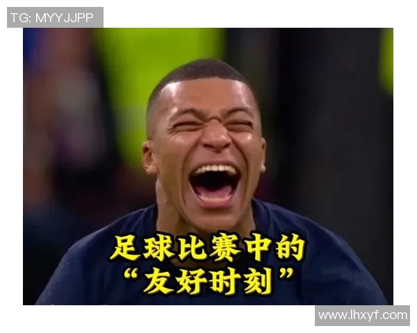 足球明星怀抱小孩展现温情一面引发网友热议与感动